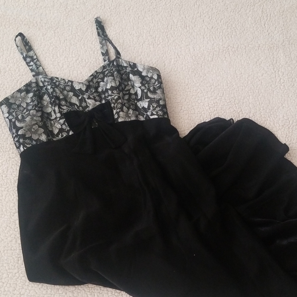 Black sleevless dress